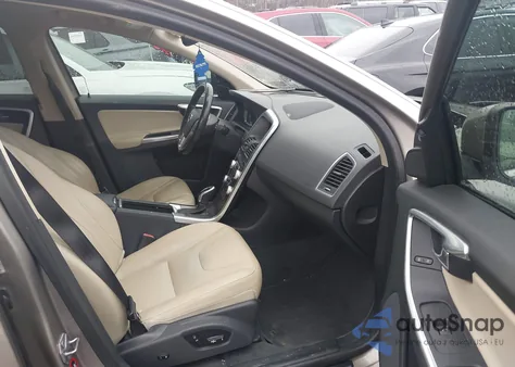 2016 Volvo Xc60 T5 Platinum z USA, uszkodzony, nr VIN YV4612RM4G2843333